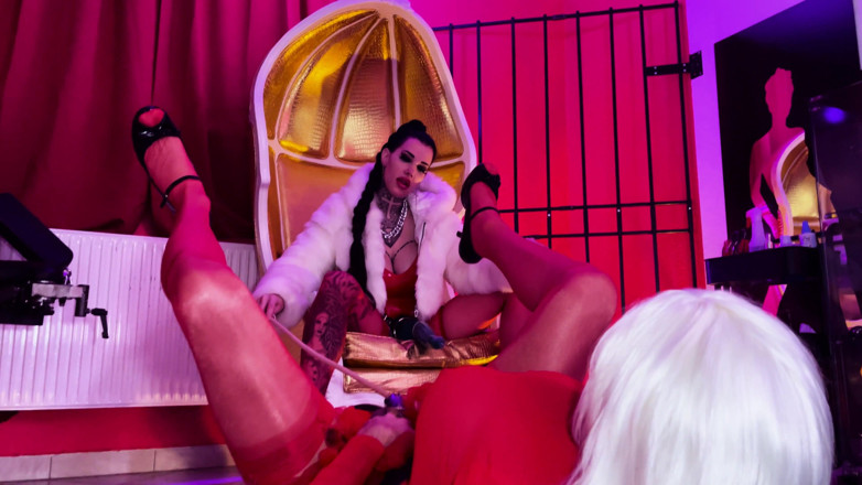MissAlessaMilano: Femdom Wants to See if Sissy Can Do 3 Strapon