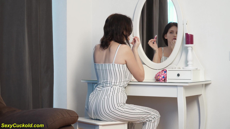 Sexy Cuckold: Gadis remaja imut dengan toket besar lagi asik muasin memeknya...