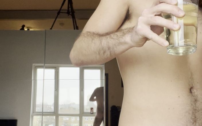 davidedpxxx: 未割包皮的大鸡巴饥渴的秃头男人在玻璃杯里撒尿并吞精
