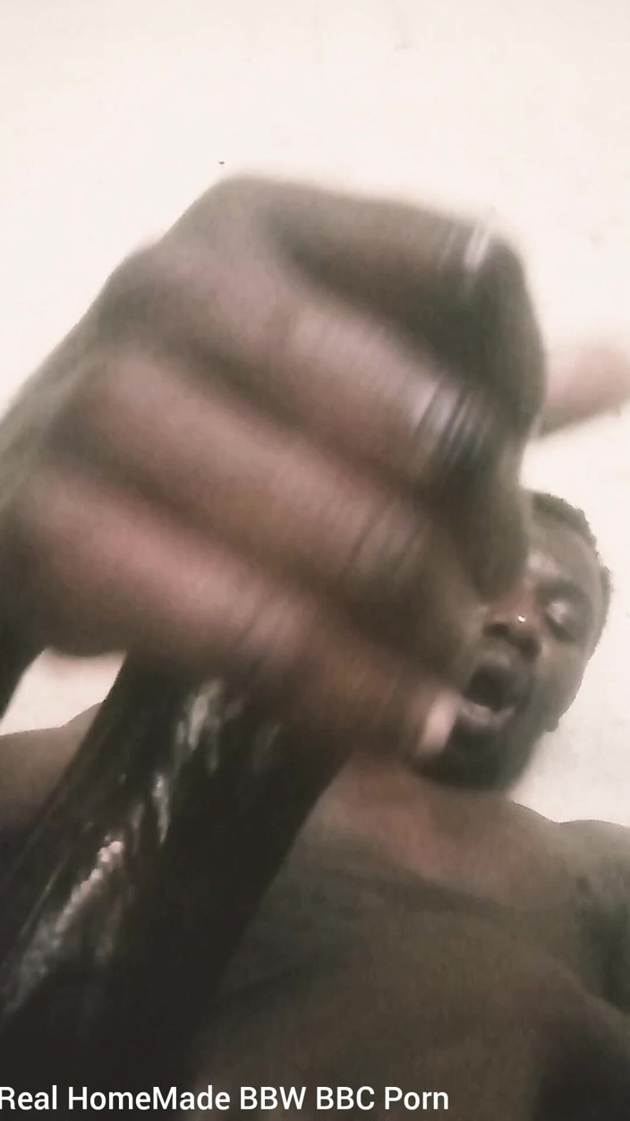 Big black cock BBCee: Uns cu ulei mângâindu-mi mare și neagră ejaculând tare