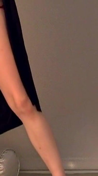 かわいい韓国のアマチュアは赤いひもパンティーでセクシーなお尻を公開
