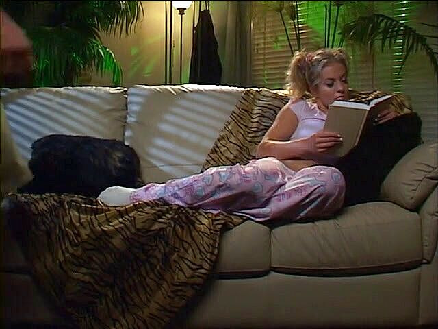 Porncentro: Ateşli sarışın genç kız çekici bir sakso çekiyor ve sonra ağzına boşaltıyor