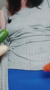 Rainha dos vegetais fode pepino em camisinha preta