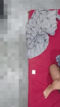 Je vais dans ma chambre de ma demi-sœur, j’ai baisé la chatte de ma demi-sœur, suçant les seins et léchant du sperme dans le cul