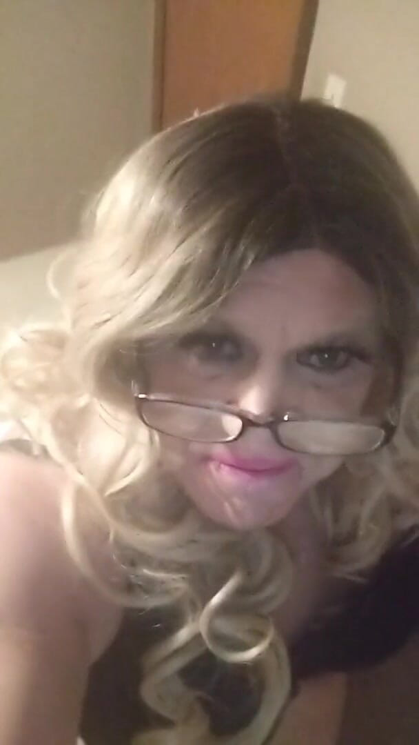 Krissy Sweets: Bonita, quente, sexy crossdresser Krissy Sweets em lingerie e salto...