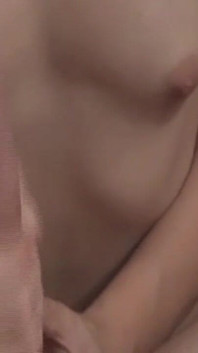 Memek becek cewek ini lagi asik muasin memek beceknya pakai dildo sampai becek