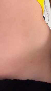 Solo masturbatie met roze vibrator - hard klaarkomen