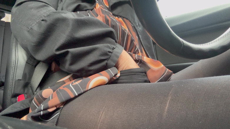 Step Mommy: Elegante stiefmutter fährt in strumpfhosen und einem schönen kleid ins...