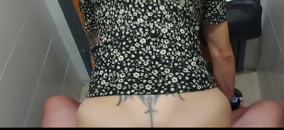 Darkprincess666: 黑暗公主：firs time！！厕所里的性爱