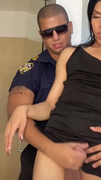 Polis yang sangat panas meniduri gadis transn sehingga dia memusnahkan pantatnya