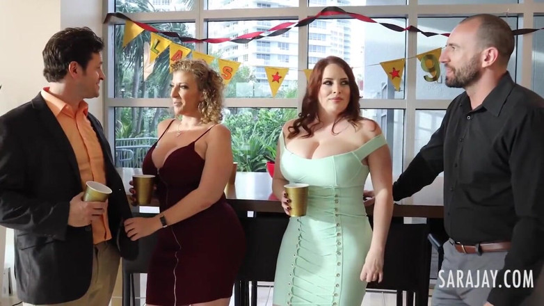 Sara Jay: Sara Jay ha un stravagante quartetto con le sue amiche...
