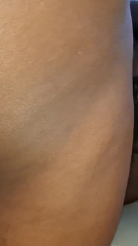 Islak ve heyecanlı olana kadar amımı parmaklıyorum, sonra çifte orgazma ulaşana kadar tüm yarağı derine alıyorum