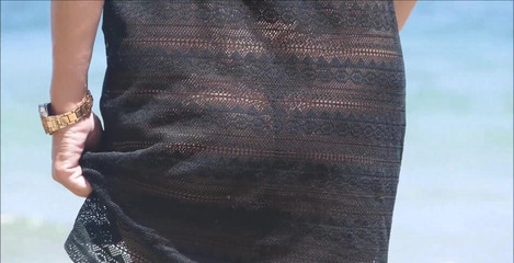 Natalie K: Procházka po pláži v průhledných šatech a bez kalhotek, sundám si šaty