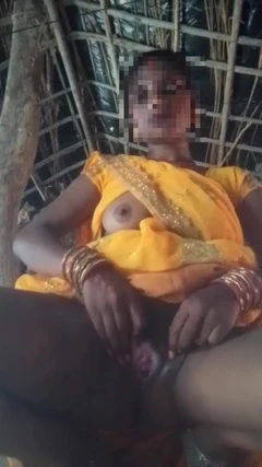 Bhabhi montre sa chatte dans un sari jaune, j’ai inséré mon doigt et j’ai sorti de l’eau