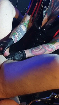Clinique Games - Je sens sa prostate dans ma tenue en latex