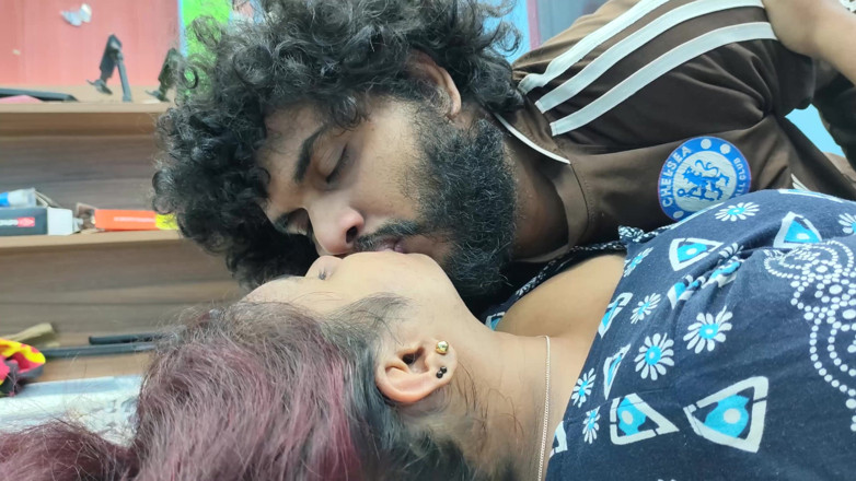 Vaigavarun45: 屁股按吻，脖子亲吻，在夜间摩擦和亲吻