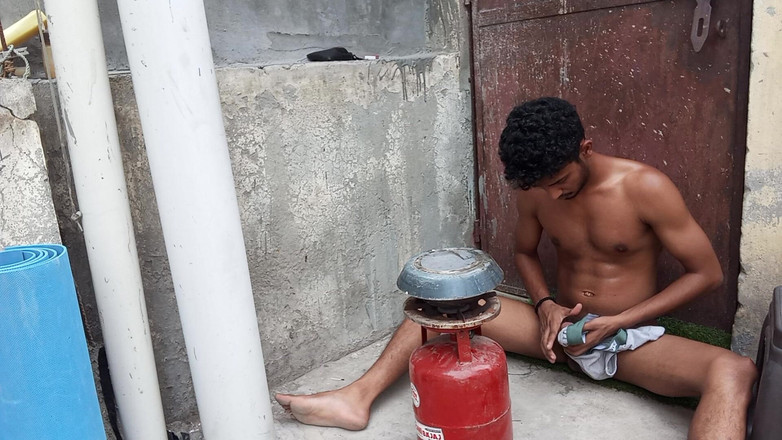 Curlyboy: Indische jongen masturbeert naakt tijdens het maken van zijn maaltijd...