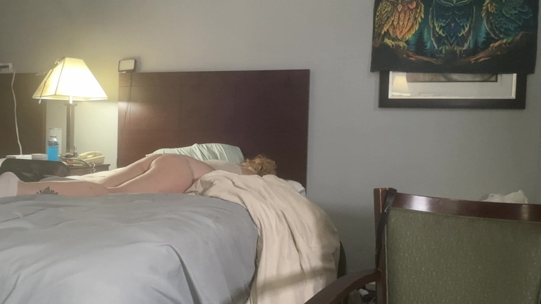 Alpha stud 4 u: Pakai mainan seks di pantatnya, lalu entot dia habis-habisan