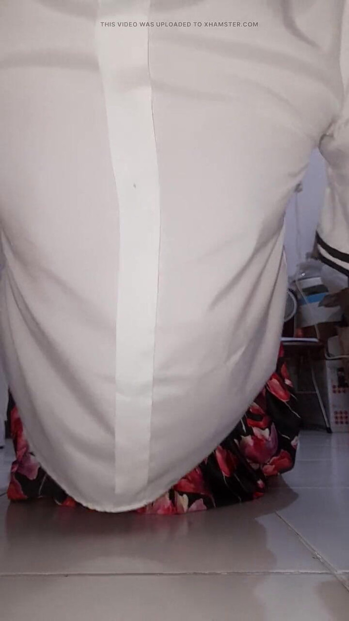 Naomisinka: Muncrat memakai rok satin bunga