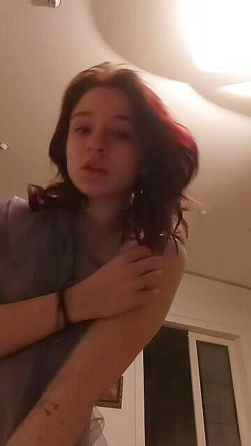 Taya Lite: Una bambina che balla in abito