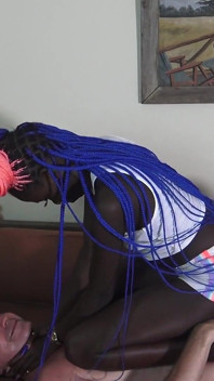Princesse noire, bâillonnement de la main !