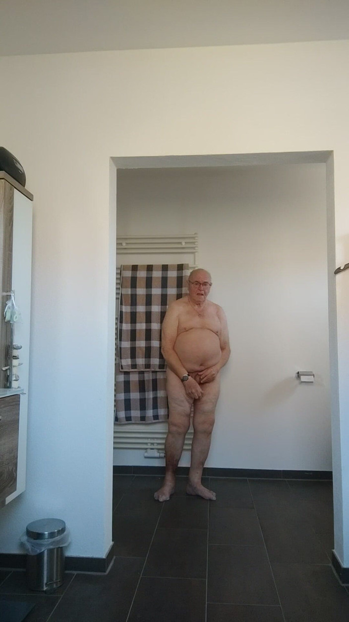 Karlchengeil: Gioco con il mio cazzo prima e dopo la doccia