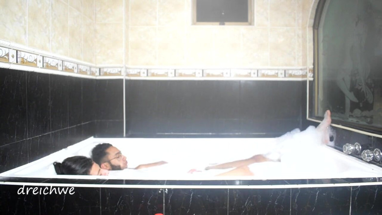 Dreichwe: Taking a relaxing bath in a jacuzzi