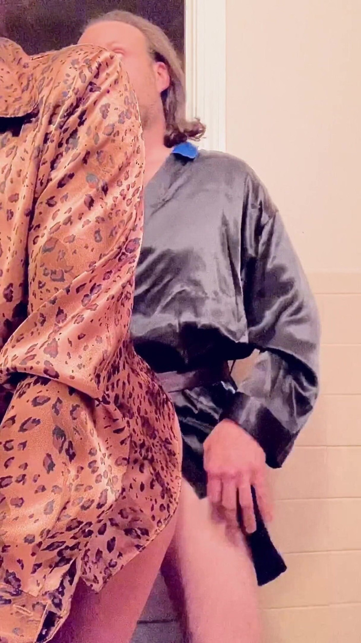 Satin Fetish King: Azul e preta milf de cetim fodem e chupam sessão!