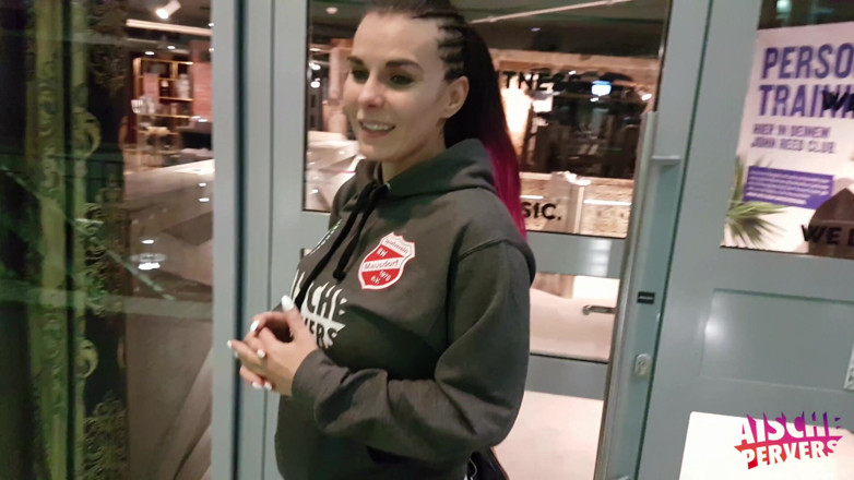 Aische Pervers: Foxy tedesca si fa trapanare la figa in un centro...
