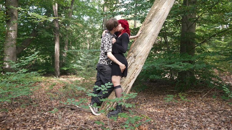 Cedric and Sofi: Henjutan Hutan - Si rambut merah panas deepthroat zakar besar di...