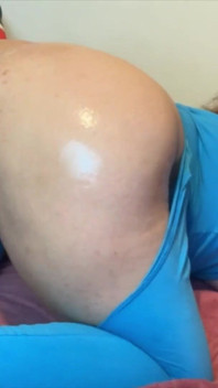 UNE CAM GIRL AU CUL ROND DEVIENT FOLLE DEVANT LA CAMÉRA ! Éjaculation incroyable ici !