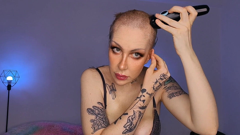 LDBMistress: Ruiva raspando a cabeça