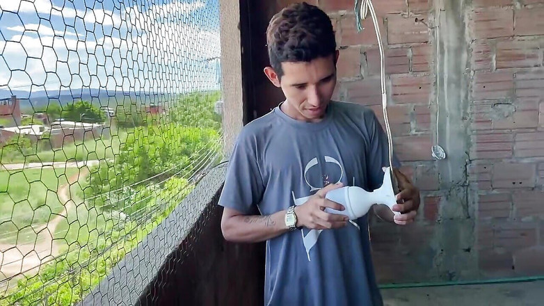 Yeison: Tôi yêu cầu một kỹ thuật viên điện và anh ấy kết...