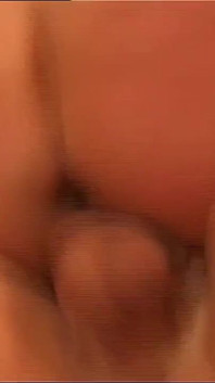 Hermosa ama de casa con grandes tetas obtiene su coño roto por una gran polla dura