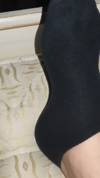 Le crossdresser twink a un fétiche pour masser les pieds de son papa