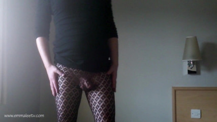 EmmaLeeTV - Nylon Fetish Tranny: Travesti Emma Lee com padrão de meia-calça
