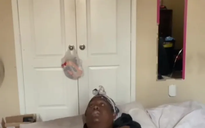 Super sexy ebony cuties: Cumming Hard with Double Dildo
