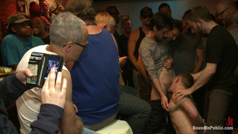 Bound in public: Roztrhaný hřebec s obřím ptákem si zvykne v přeplněné baru