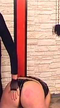 Sottomessa bionda matura viene legata e frustata selvaggiamente