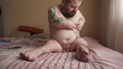 MiniCorgi: Midget se naplácá a potrestal jeho ptáka