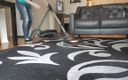 Natalie Wonder: 汚れた絨毯を掃除機で掃除し、床の角を吸い取り、子猫の毛で覆われた布製のスツールを吸い取る