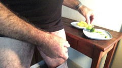 OhTrevor: Ohtrevor makan pancutan mani yang lebih besar.