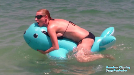 Brittany Lynn: Humping niebieska nadmuchiwana zabawka w wodzie na plaży aż do...