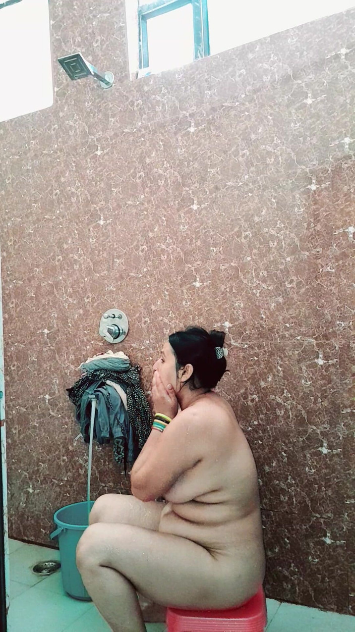 Puja555: Puja bhabhi badezimmerszene