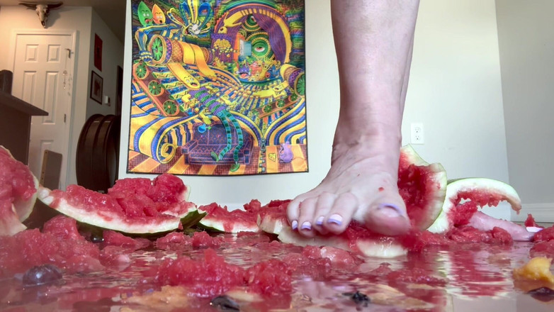 Peppermint Giantess: 尺寸 16 脚粉碎 w 水果 由 67 女神