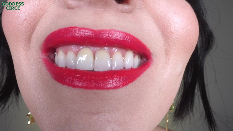 Goddess Circe: Linda garota fuma um charuto - batom feio, mas quente