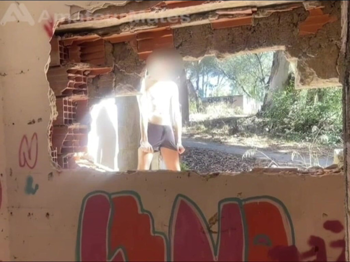 AmateurMates: Explorând O Clădire Abandonată, 2 Băieți Amatori Își Scot Hainele Și Unul Începe Să...
