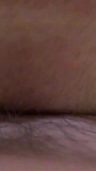 Menggesel batang pada pepek dan pancutan mani dalam seluar dalam. Sudut pandangan dekat