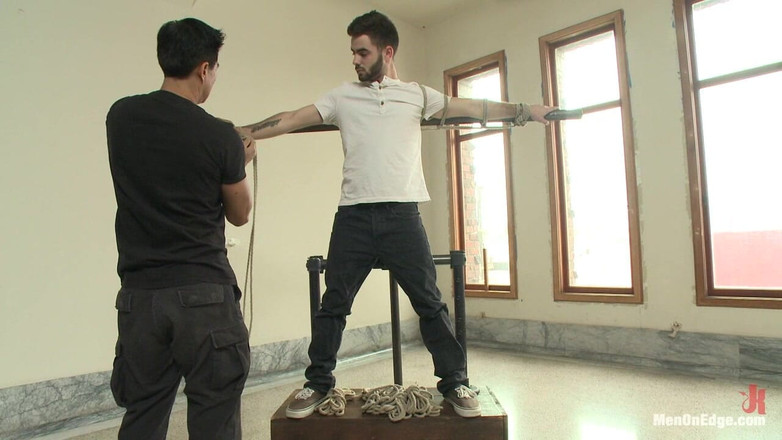 Men on Edge: Ateşli kıllı adam ilk kez bağlı ve kenarlı