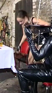 Elegante latex-herrinnen necken gefesselte gummi-sklaven